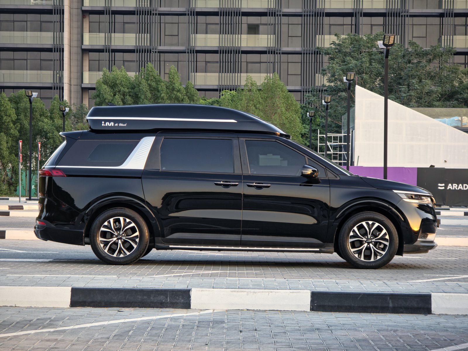 Kia Carnival, black