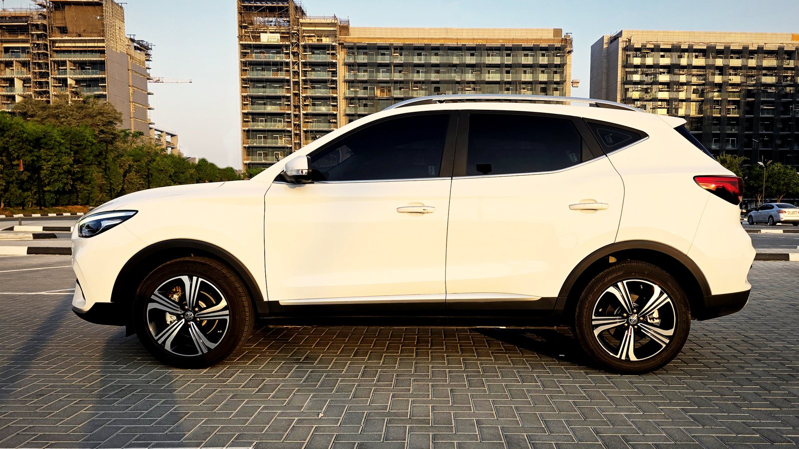 MG ZS, white